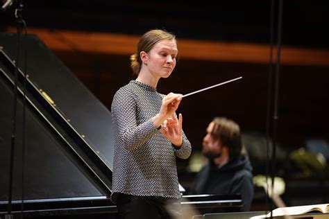 Mirga Gražinytė-Tyla su Birmingamo miesto simfoniniu orkestru scenoje