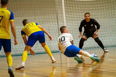 Salės futbolo komandos žaidimas varžybų metu