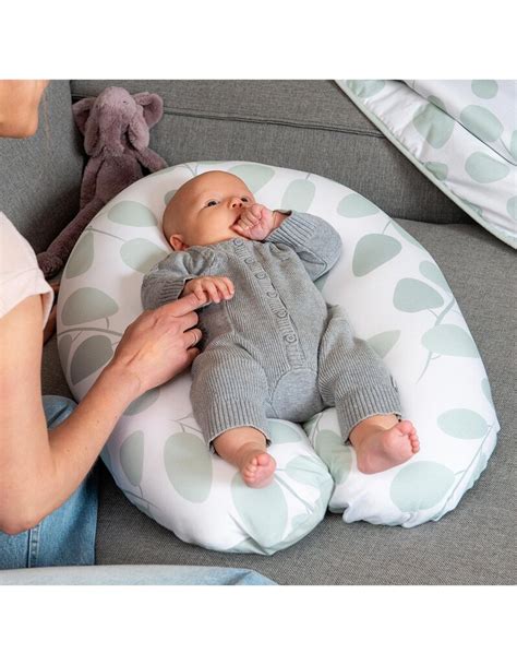 Kūdikis ant maitinimo pagalvės