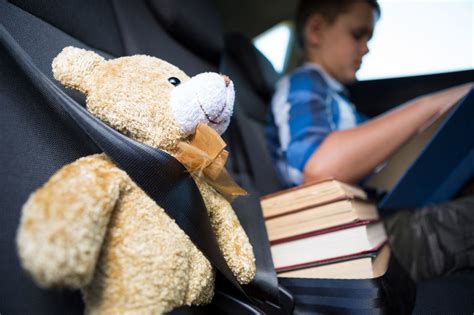 Žmogus klausantis audioknygos automobilyje