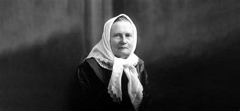 Žemaitė su skarele - jos būdas pabrėžti sodietišką kilmę