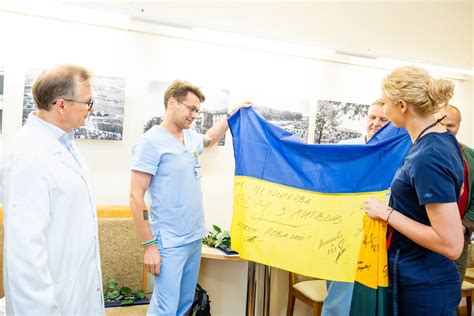 Medikų komanda konsultuoja pacientę