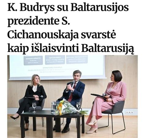 Auklė su vaikais žaidžia smėlio dėžėje