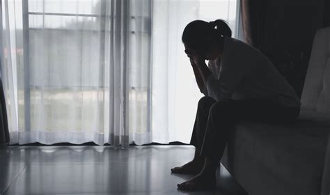 Moteris, kenčianti nuo pogimdyminės depresijos, gaunanti paramą
