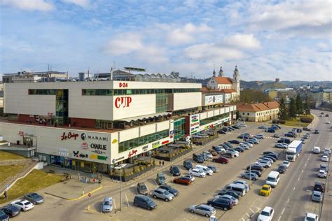 Vaizdas su nuolaužomis po prekybos centro griūties