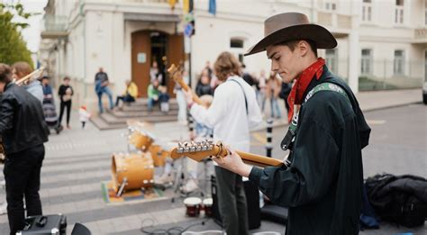 Nėščia moteris groja gitara ar kitais muzikos instrumentais