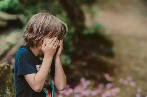 vaikas verkia prie darželio durų