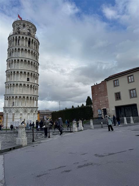 Pizos bokštas ir Stebuklų aikštė
