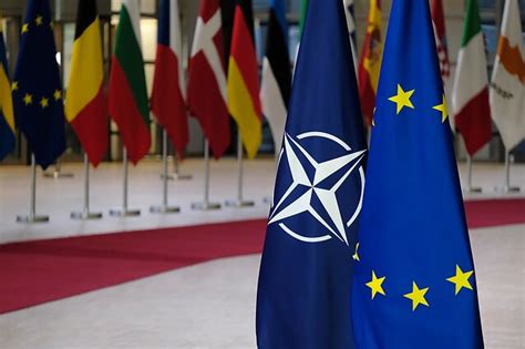 Europos Sąjungos ir NATO vėliavos