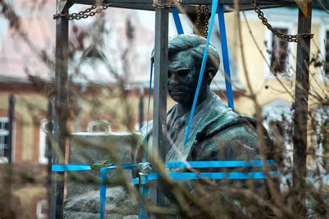 Petro Cvirkos paminklo nuotrauka su menine interpretacija