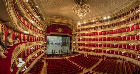 Sergejus Larinas dainuoja Milano La Scala teatre