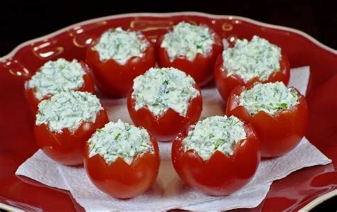 Ingredientai šiltiems įdarytiems pomidorams su kiaušiniene