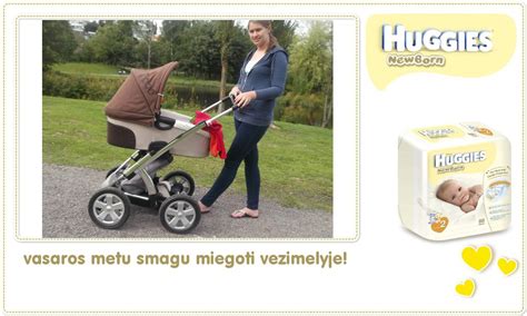 kūdikis vežimėlyje su šiltu vokeliu pavasario metu