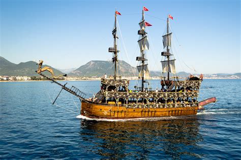 Piratų laivas ir vaikai su piratų kostiumais