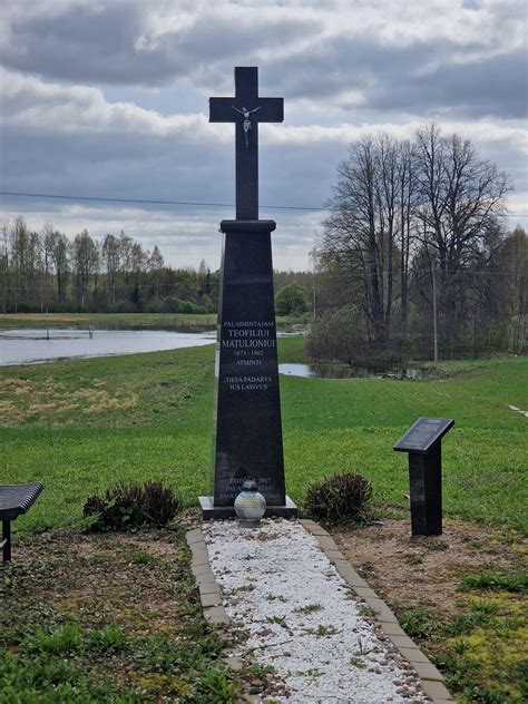 Paminklinis kryžius Palaimintojo Teofiliaus Matulionio gimtinėje Kudoriškyje