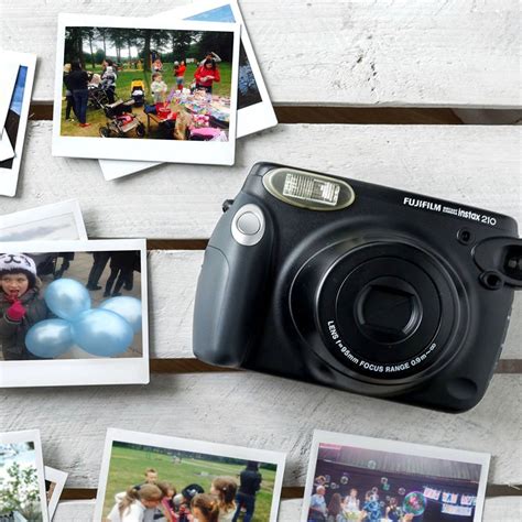 Vaikas spausdina nuotrauką iš momentinio fotoaparato