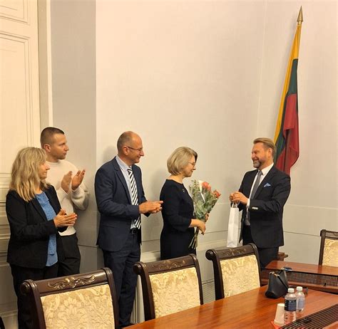 Teisėjas priima sprendimą teismo salėje