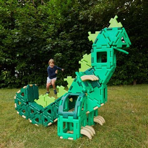 Vaikai atlieka dinozauro kaulų kasinėjimus smėlyje