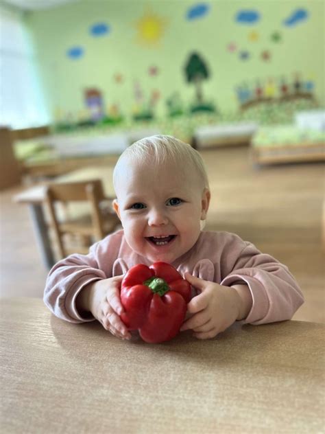 Darželis su vaikais, auginančiais daržoves