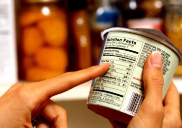 Vaikai tyrinėja maisto produktų etiketes