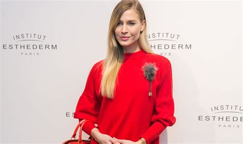 Simona Starkutė su savo prekinio ženklo „SbyS“ drabužiais