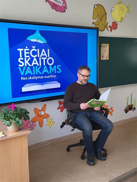 Tėvai skaito eiliuotą tekstą kūdikiui