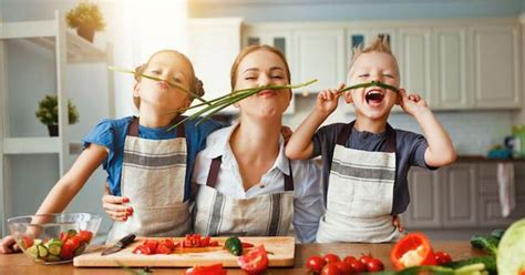 Vaikai, gaminantys salotas