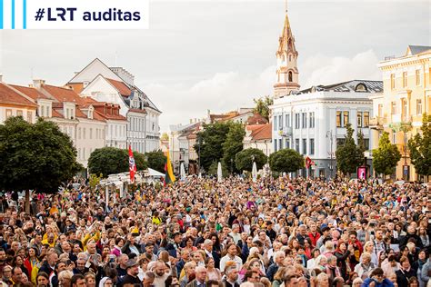 Žmonių minia „Laisvės piknike“ Nemuno saloje