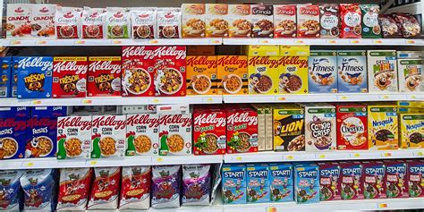 Įvairūs maisto produktai, simbolizuojantys mitybą
