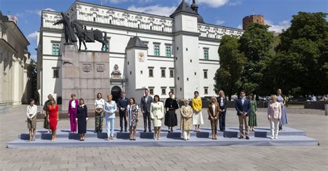 Oficialus gimimo paskelbimas prie rūmų