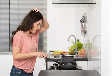 Vaikai mokosi gaminti maistą virtuvėje su socialiniu darbuotoju