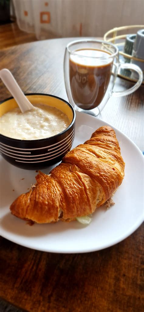 Pusryčių lėkštė su avižų koše ir priedais