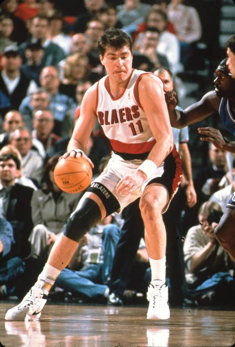 Arvydas Sabonis skirstantis kamuolį NBA rungtynėse