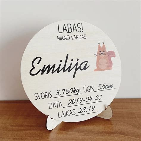 Siuvinėta gimimo metrika su kūdikio duomenimis