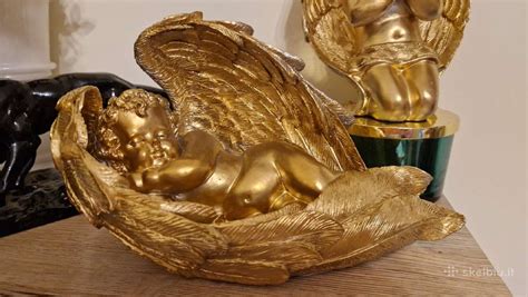 Miegantis angelas siuvinėtoje gimimo metrikoje