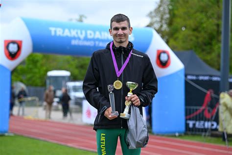 Bėgimo renginio dalyviai starto linijoje Kaišiadoryse