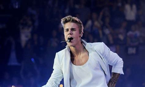 Jaunasis Justinas Bieberis groja gitara