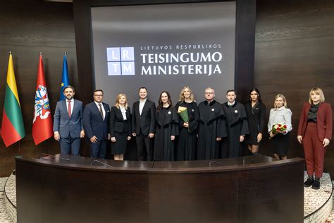 Teismo salės iliustracija arba advokatų figūros