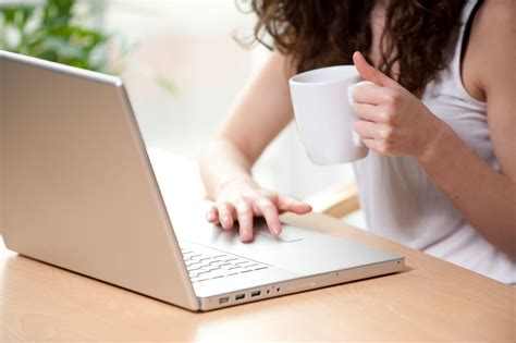 Moteris tikrina pranešimus telefone