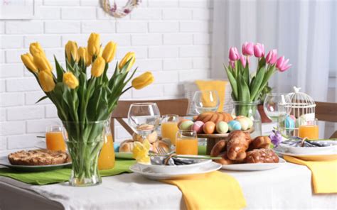 Velykinis stalas su margučiais ir pavasario dekoracijomis