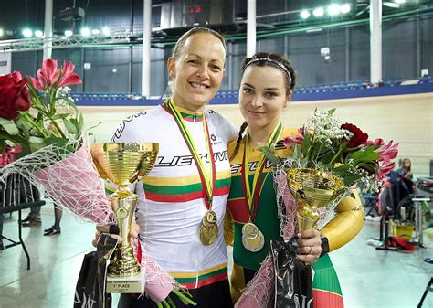 Dviračių treko sportininkė Miglė Marozaitė su šeima