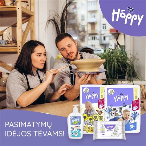 Laimingi tėvai laiko naujagimį rankose