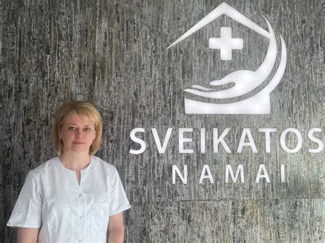 slaugytoja tikrina senjoro sveikatos būklę