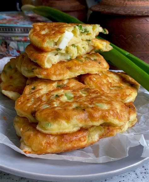 Ingredientai pikantiškam pyragui su sūriu ir kiaušiniais