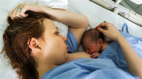 Naujagimis oda prie odos su mama po gimdymo