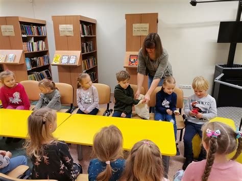 Studentai bibliotekoje su vaiku