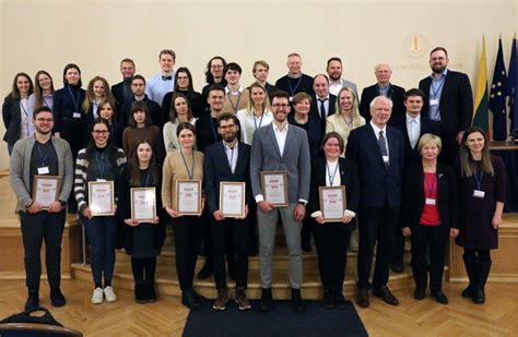 Grupė jaunųjų Lietuvos čempionų su apdovanojimais