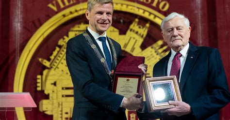 Garbės apdovanojimo įteikimas aktoriui Robertui Redfordui