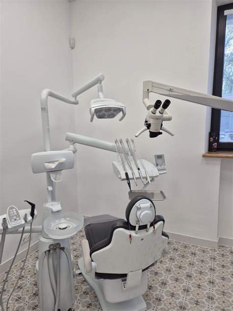 Žmogus rašantis atsiliepimą apie odontologijos kliniką
