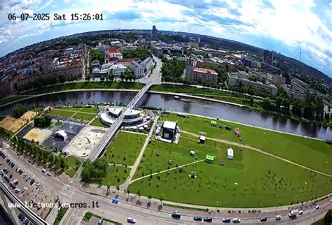 Obelių miesto panorama su bažnyčia ir ežeru